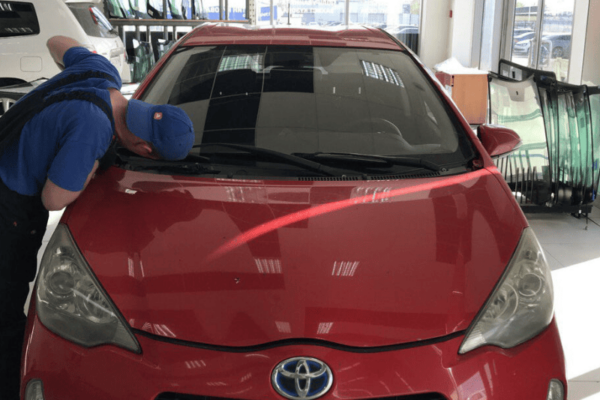 Видалення сколів: надійний спосіб зберегти автоскло у Києві